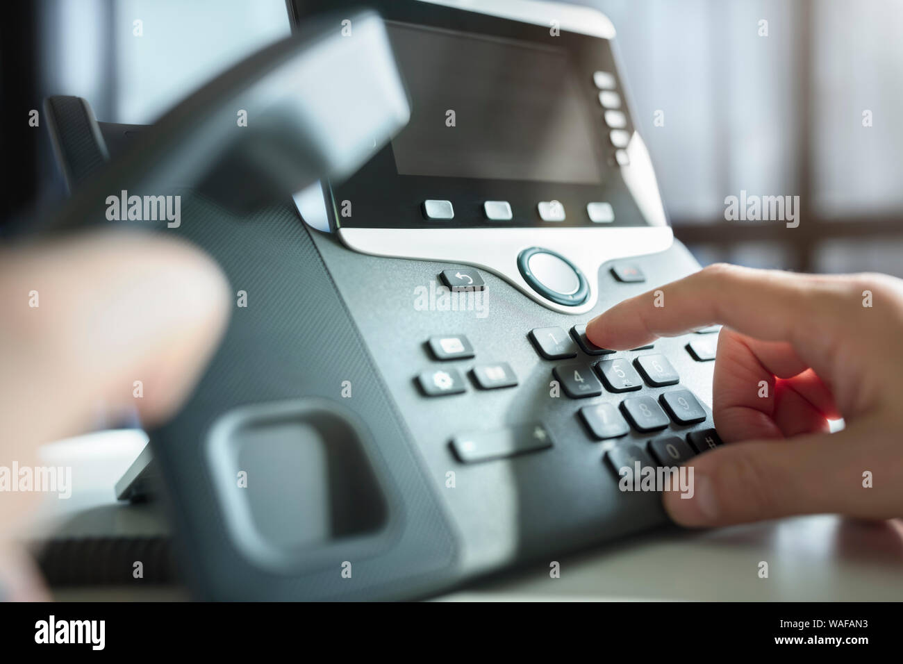 La composizione del numero di telefono concetto del tastierino per la comunicazione, ci contatti e assistenza clienti Foto Stock