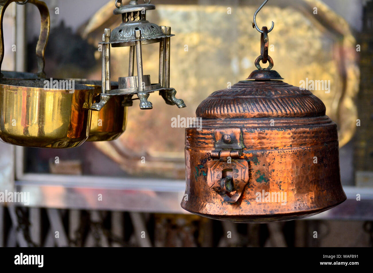Mostra di bronzo e gli oggetti di rame in India Foto stock - Alamy