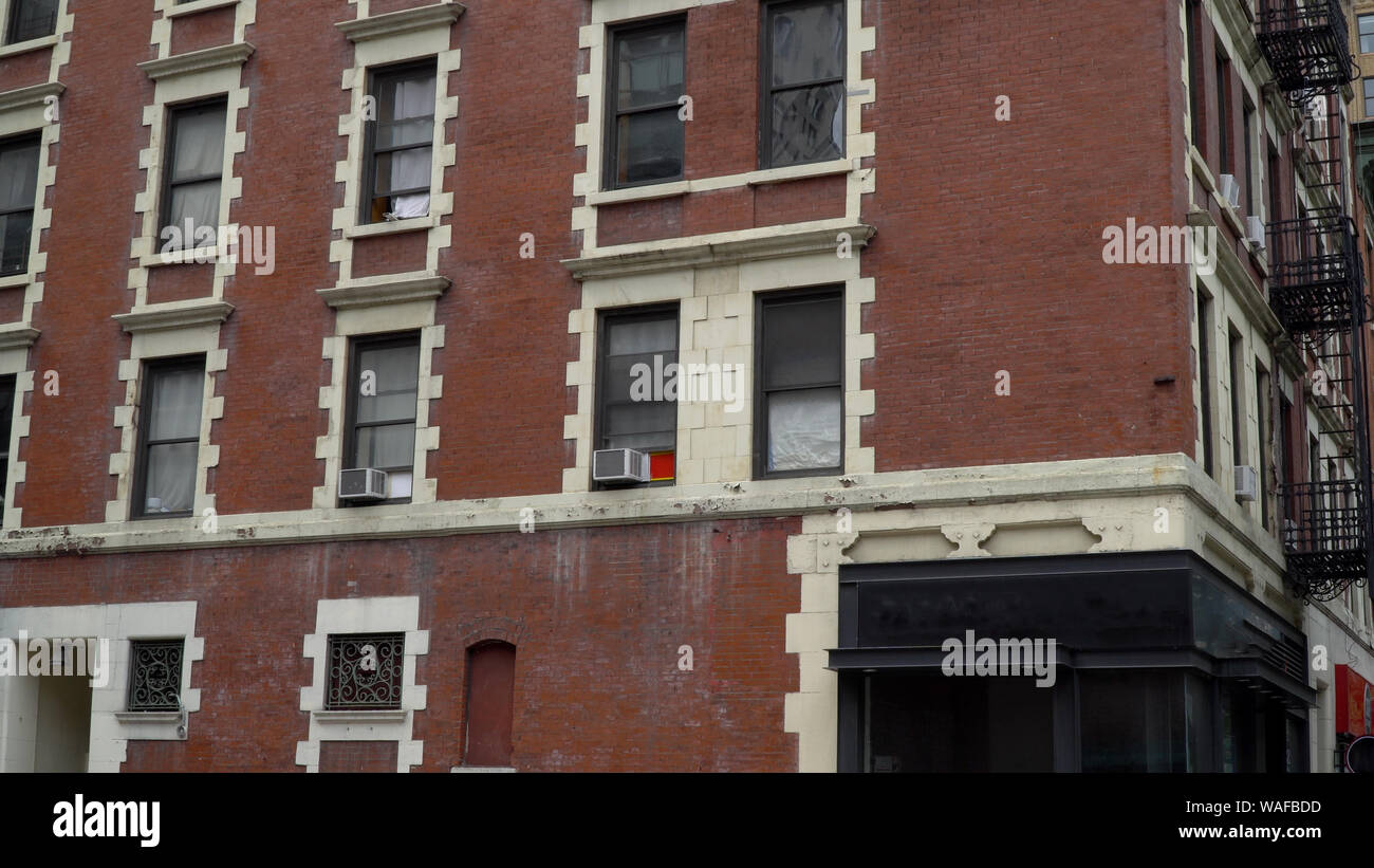 Tipico di New York City in mattoni in stile appartamento costruendo giorno che istituisce shot su angolo di strada con affitto loft di controllo generico di cui sopra il bar ristorante locati Foto Stock