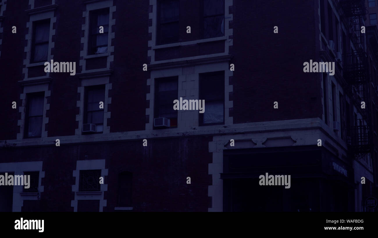 Tipico di New York City in mattoni in stile appartamento in palazzo notte che istituisce shot su angolo di strada con affitto loft di controllo generico di cui sopra il bar ristorante loca Foto Stock