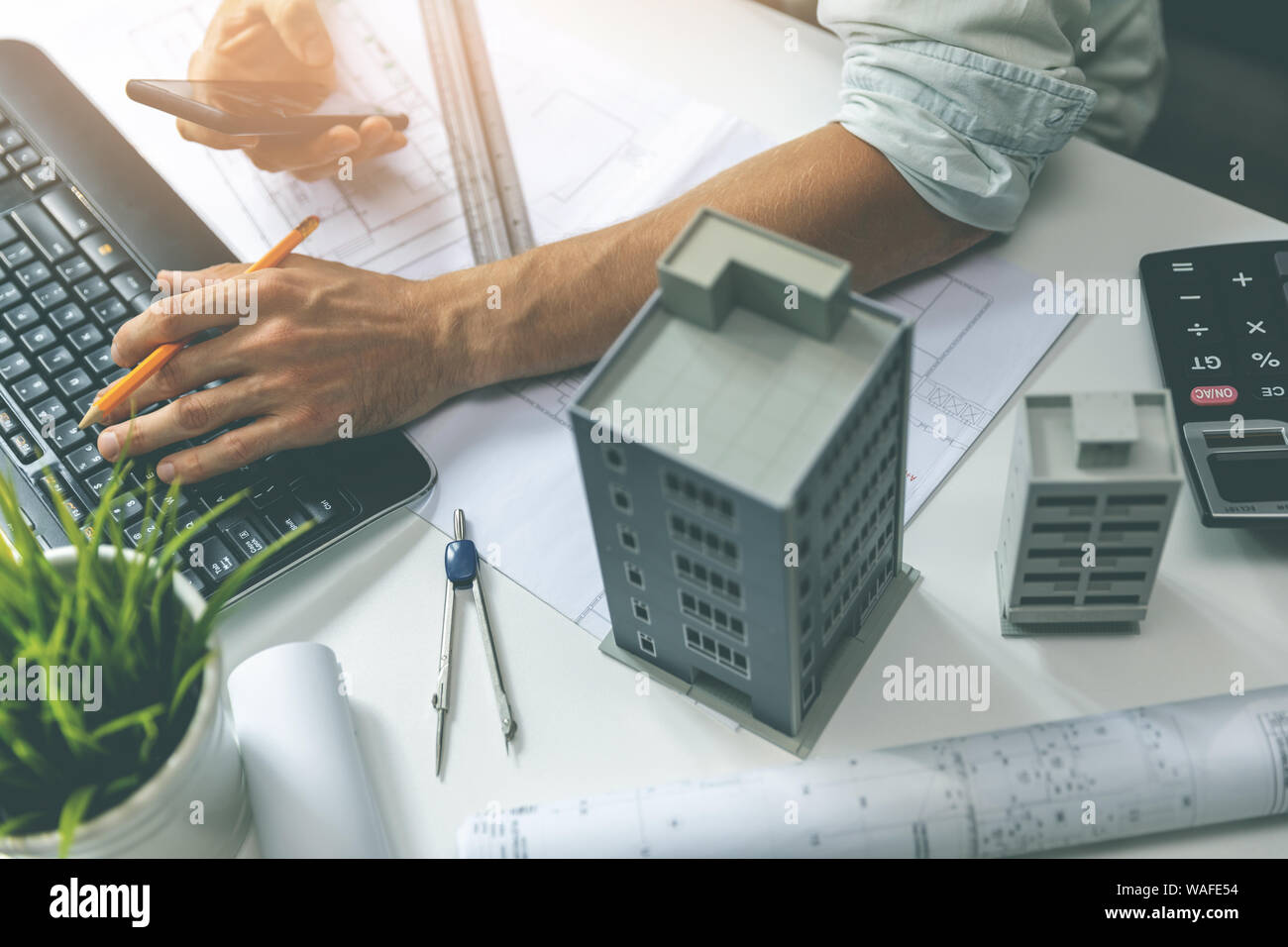 Architetto workplace - a lavorare su un nuovo progetto di casa in ufficio Foto Stock