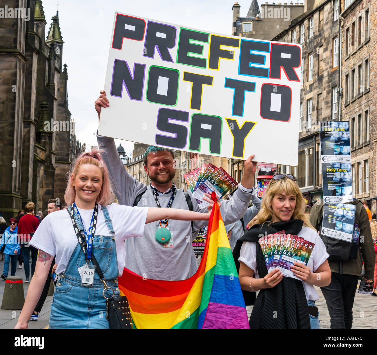 Edimburgo, Scozia, Regno Unito, 20 agosto 2019. Edinburgh Festival Fringe: esecutori sul Royal Mile tentare di attirare le persone per i loro spettacoli. Artisti provenienti da uno spettacolo chiamato preferisco non dire, un gioco che espone attraverso la vita reale testimonianze, la disuguaglianza e i pregiudizi verso la LGBTQ+ comunità Foto Stock