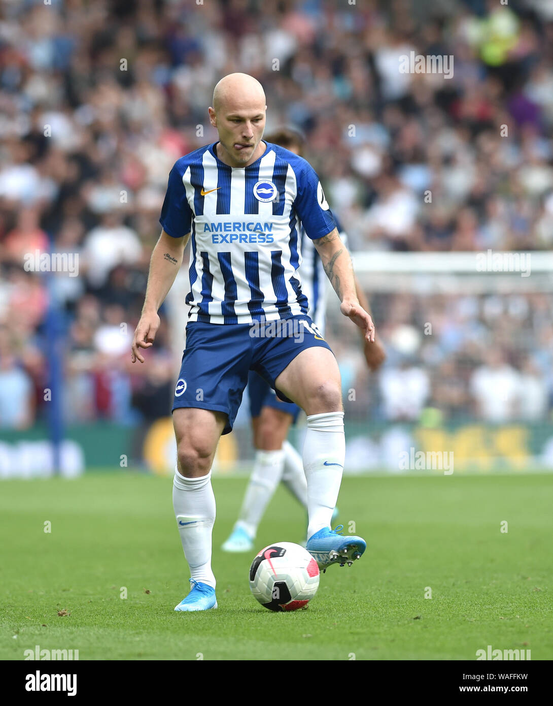 Aaron Mooy di Brighton durante il match di Premier League tra Brighton e Hove Albion e West Ham United presso la American Express Community Stadium , Brighton , 17 Agosto 2019 : credito Simon Dack TPI solo uso editoriale. No merchandising. Per le immagini di calcio FA e Premier League restrizioni si applicano inc. no internet/utilizzo mobile senza licenza FAPL - per i dettagli contatti Football Dataco Foto Stock