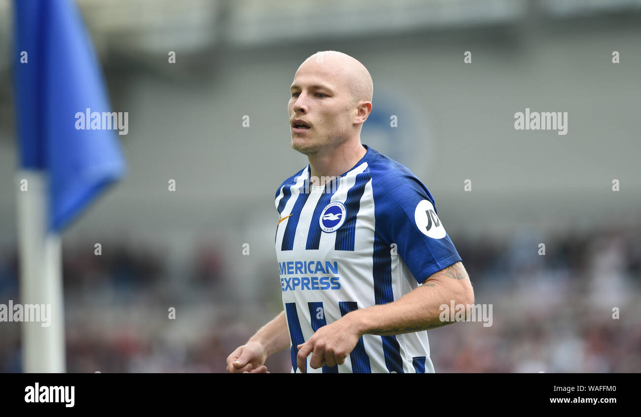 Aaron Mooy di Brighton durante il match di Premier League tra Brighton e Hove Albion e West Ham United presso la American Express Community Stadium , Brighton , 17 Agosto 2019 : credito Simon Dack TPI solo uso editoriale. No merchandising. Per le immagini di calcio FA e Premier League restrizioni si applicano inc. no internet/utilizzo mobile senza licenza FAPL - per i dettagli contatti Football Dataco Foto Stock