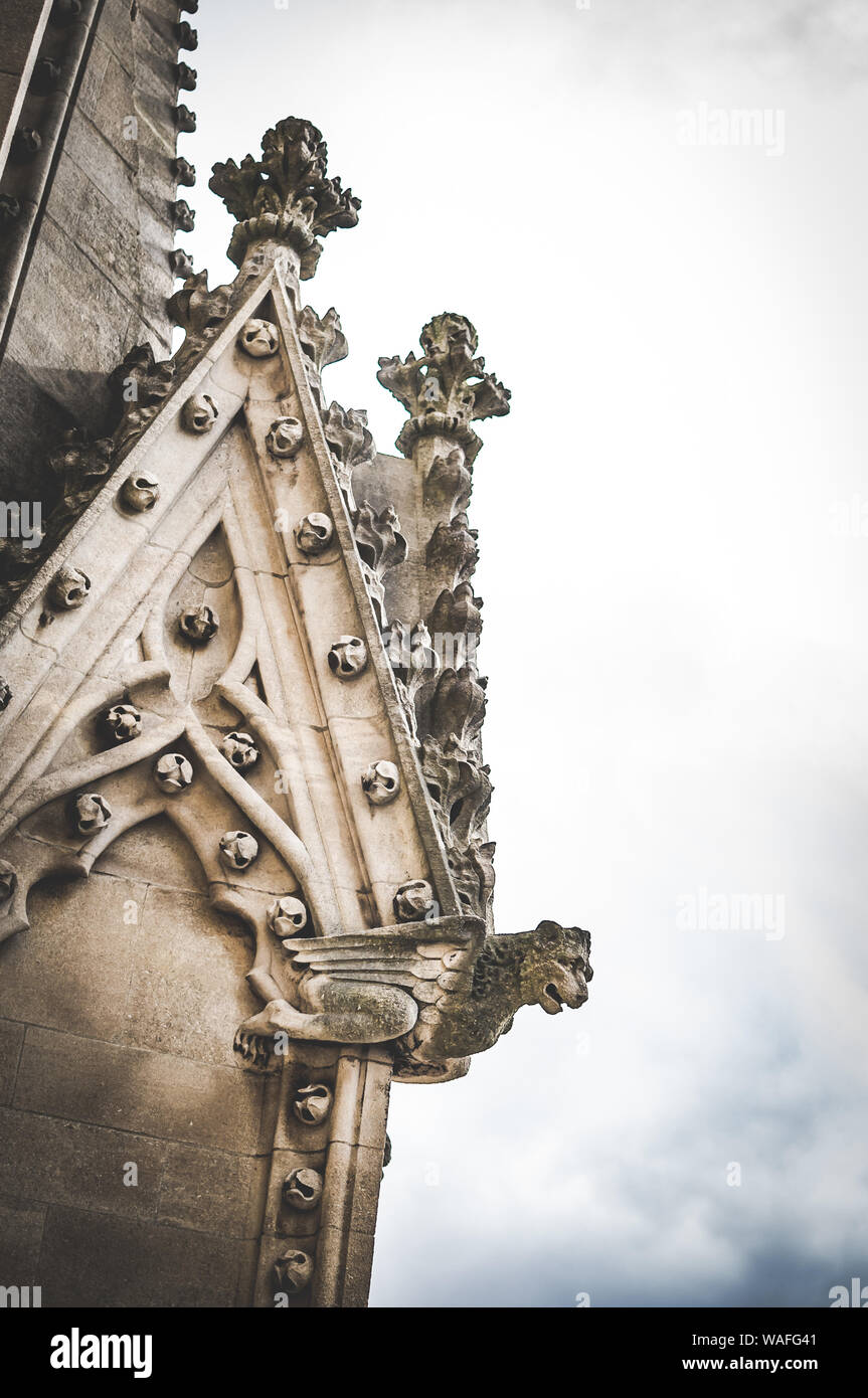 Una chiusura di decorazioni scolpite sulla torre dell'università chiesa di Santa Maria Vergine, Oxford, England Regno Unito. Foto Stock