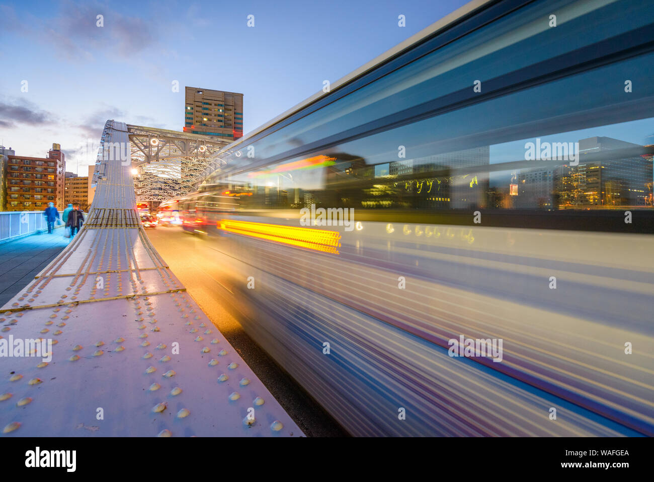 Ponte Eitai, Tokyo, Giappone con la sera ora di punta del traffico. Foto Stock