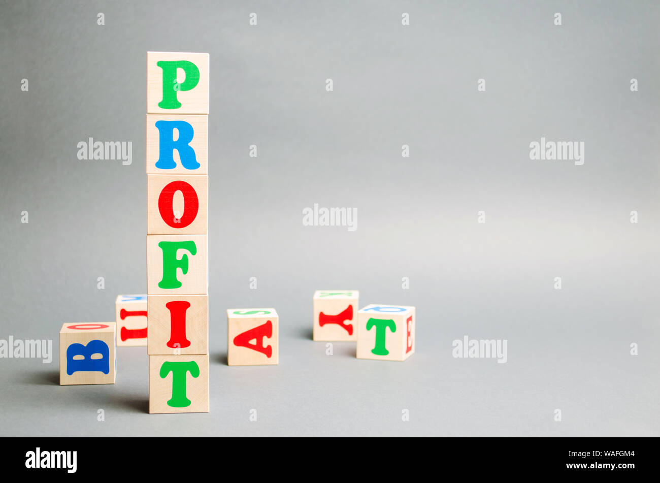 Blocchi di legno con la parola profitto e diffusa in maniera casuale i cubi. Il risultato finanziario della società per un certo periodo di tempo. Reddito. Torna su I Foto Stock