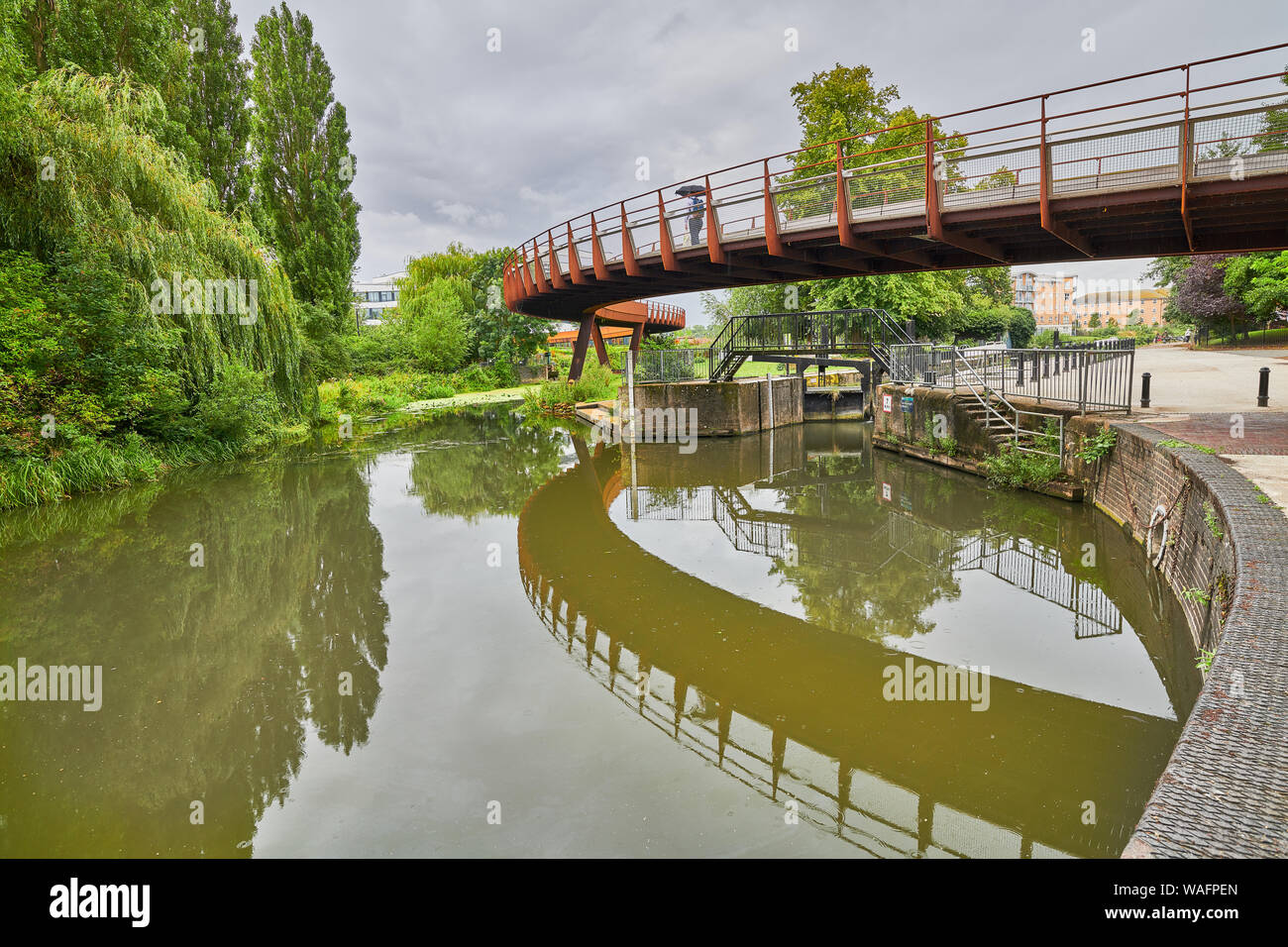 Ponte pedonale sul fiume Nene all'Università di Northampton (ONU) Creative edificio del mozzo a Northampton, Inghilterra. Foto Stock