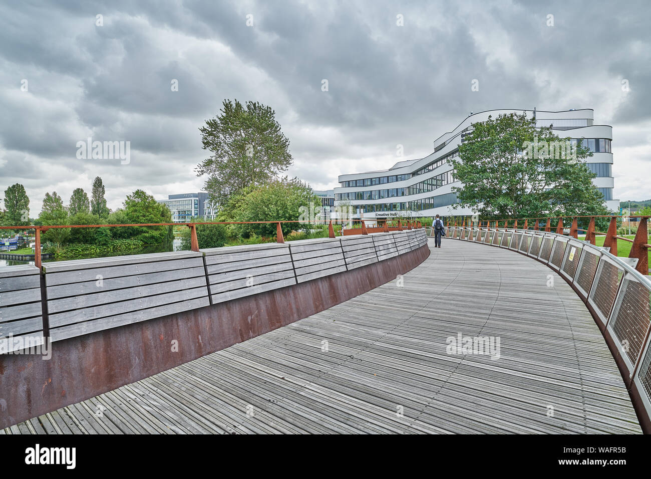 Ponte pedonale sul fiume Nene all'Università di Northampton (ONU) Creative edificio del mozzo a Northampton, Inghilterra. Foto Stock