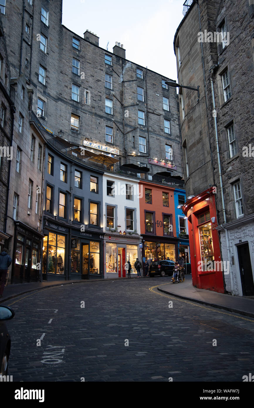 Streetview di Victoria Street con la sua strada basolata leggera curva e vetrine colorate Città Vecchia Edimburgo in Scozia Foto Stock