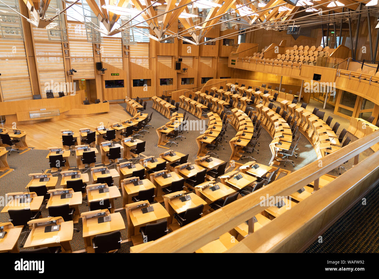 Moderna camera discutiamo con legno di quercia chiaro e scrivanie di platano e sedi poste a semicerchio al Parlamento scozzese a Holyrood Edinburgh Sctlan Foto Stock