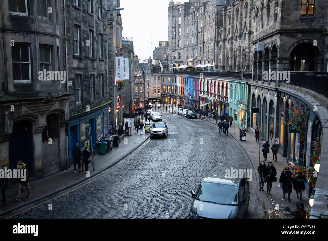 Streetview di Victoria Street con la sua strada basolata leggera curva e vetrine colorate Città Vecchia Edimburgo Scozia UK Foto Stock