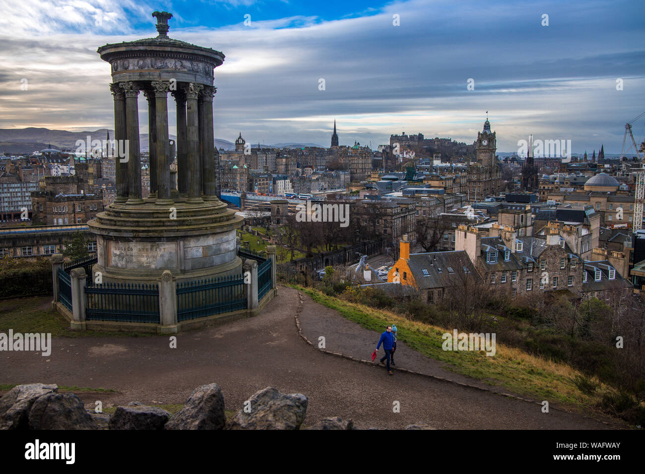 Due escursionisti dal Dugald Stewart monumento e vedute di Edimburgo in Scozia Foto Stock