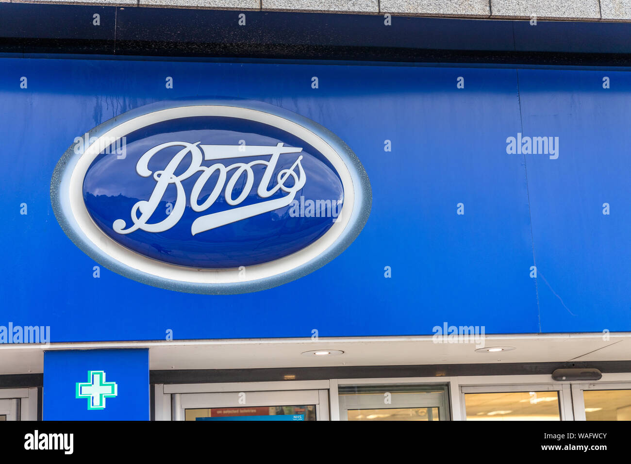 Il blu e il logo bianco di scarponi di salute e bellezza dettagliante e catena di farmacia Foto Stock