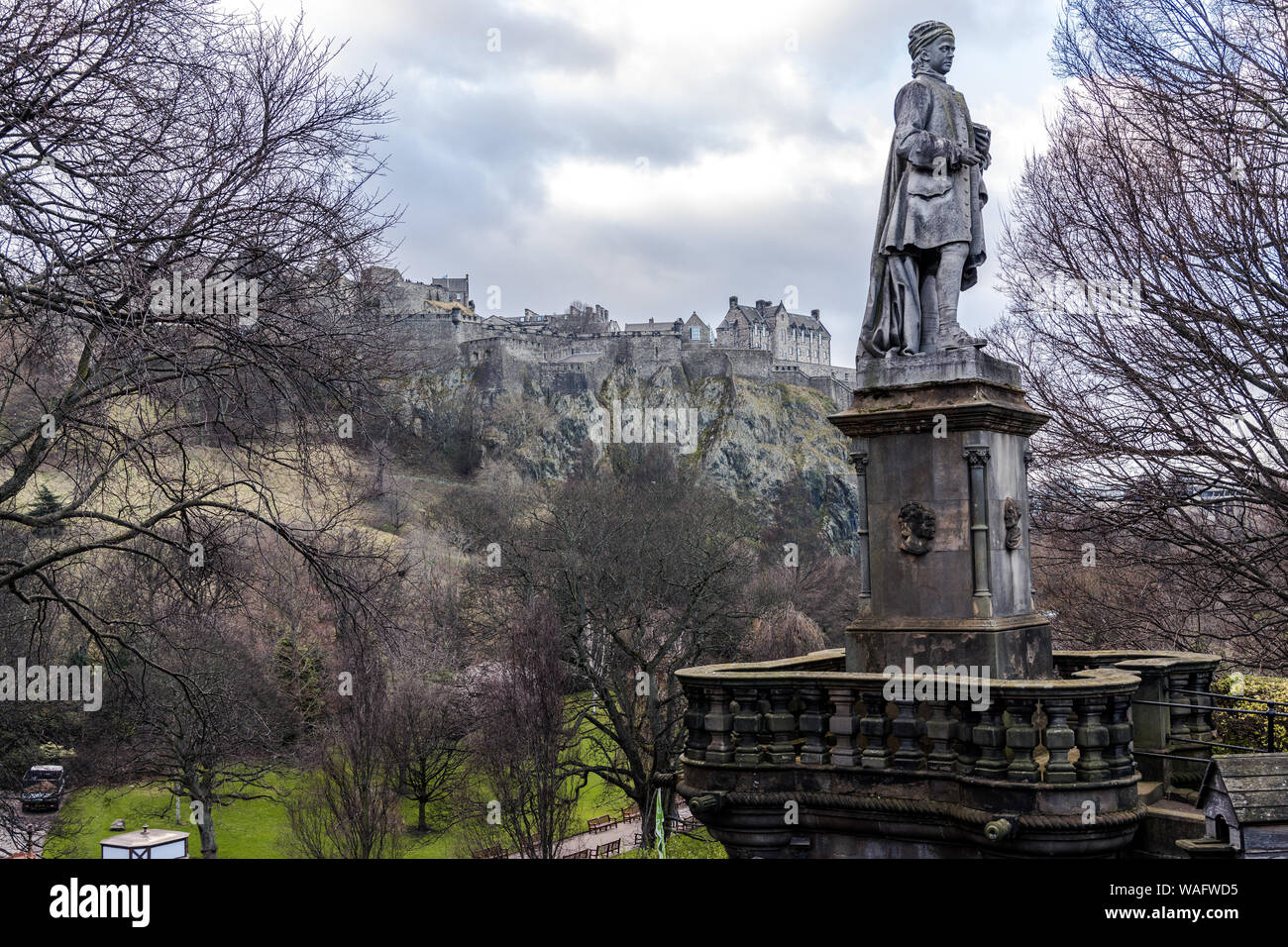 Allan Ramsay monumento con Vista Princes Gardens e il Castello di Edimburgo in background Scotland Regno Unito Foto Stock