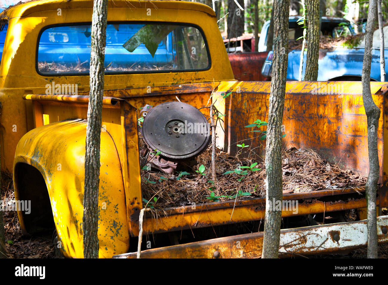 Close-up immagine della parte frontale di un vecchio rottame carrello in una Junk Yard Foto Stock