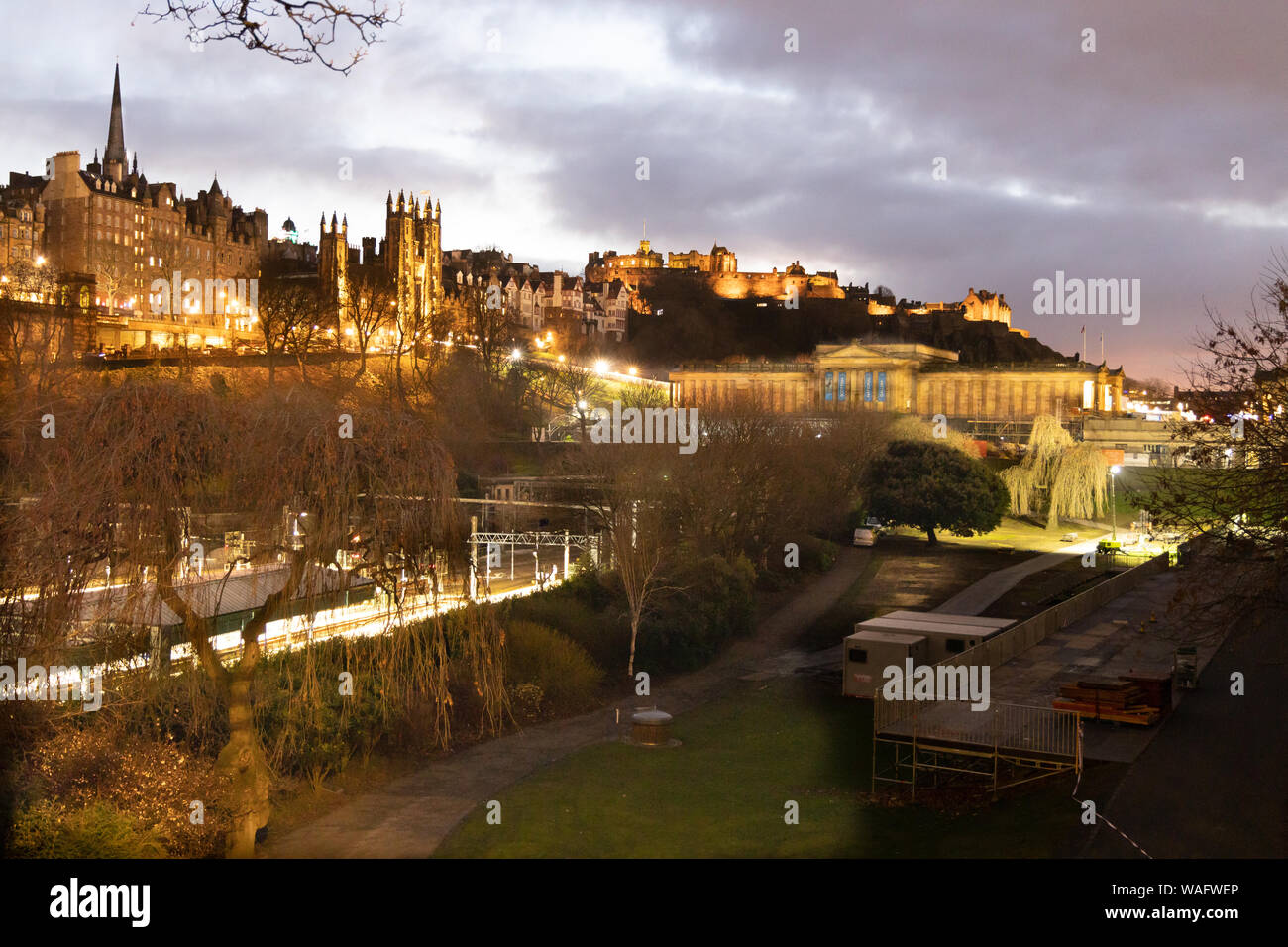 Vista notturna della città vecchia e il Castello di Edinburgo e da Princes Street Edinburgh Scotland Regno Unito Foto Stock