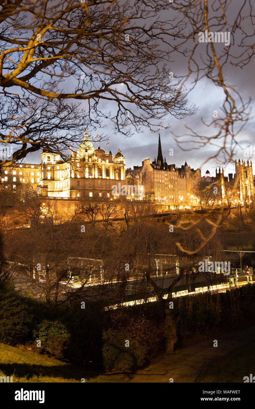 Vista notturna della città vecchia da Princes Street Edinburgh Scotland Regno Unito Foto Stock
