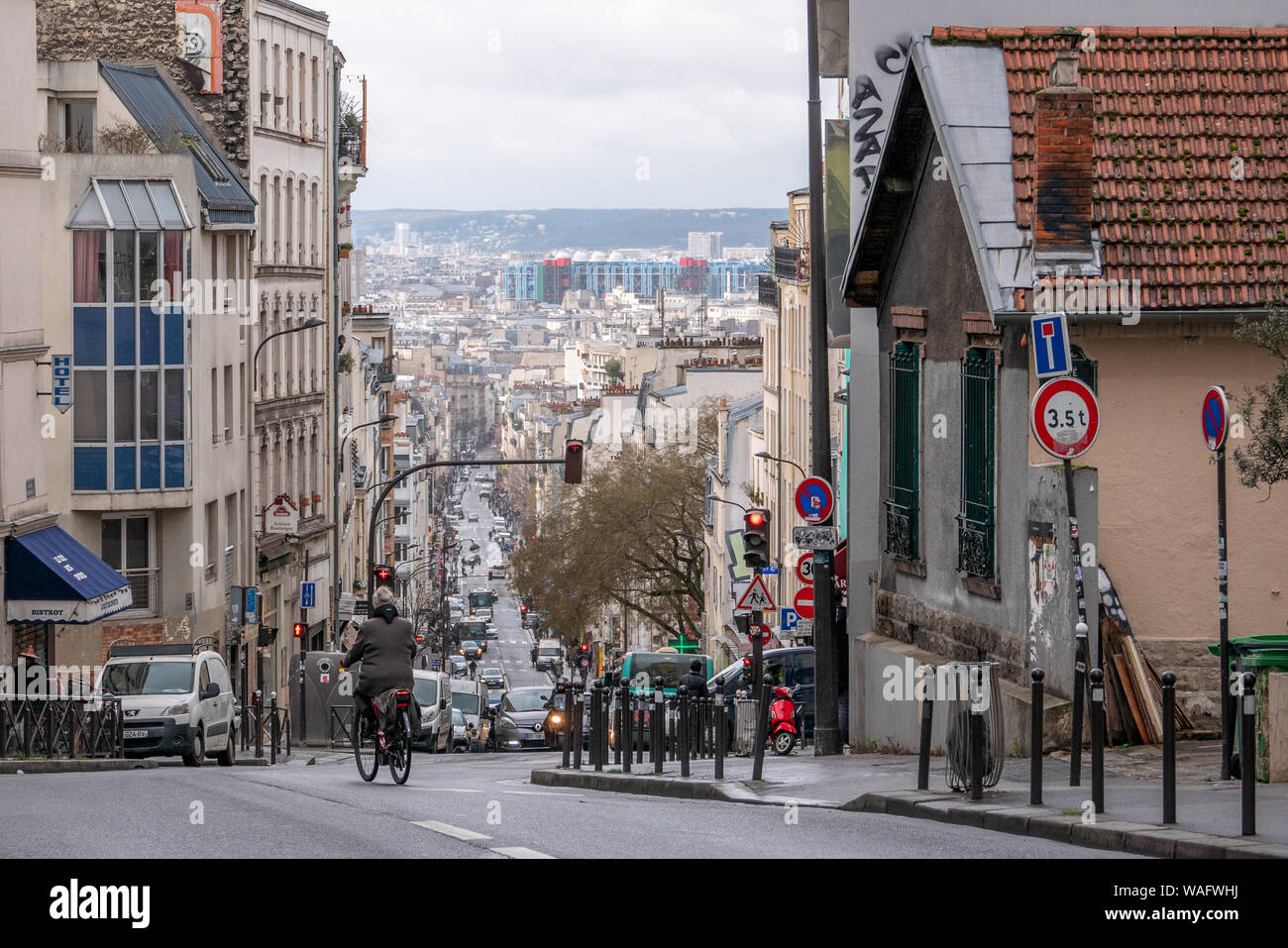 Parigi, Francia - 26 Gennaio 2019: la Menilmontant Street (rue Menilmontant) a Parigi con una bicicletta, il bus 96, un paio di auto e persone a piedi. È Foto Stock