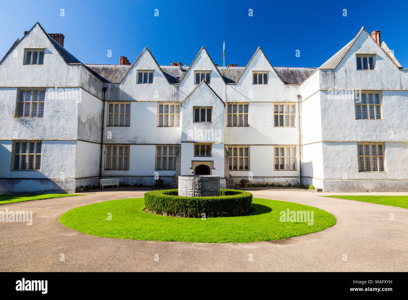 Parte anteriore orientale di St Fagans Castello, residenza signorile elisabettiana dal 1580 presso il St Fagans Museo Nazionale di Storia gallese, Cardiff Wales, Regno Unito Foto Stock