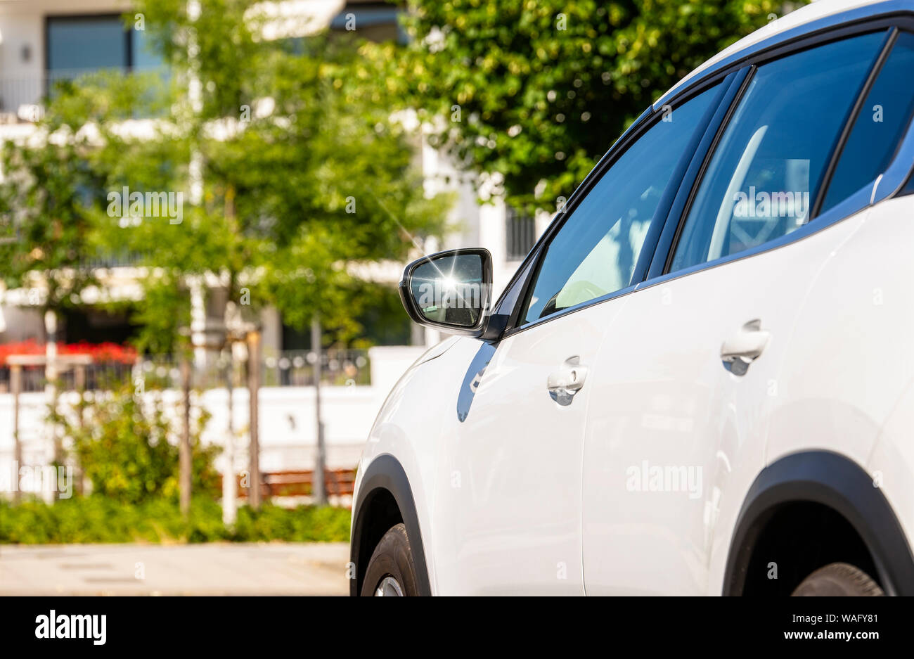 Auto è la guida verso una casa in una zona residenziale. Foto Stock