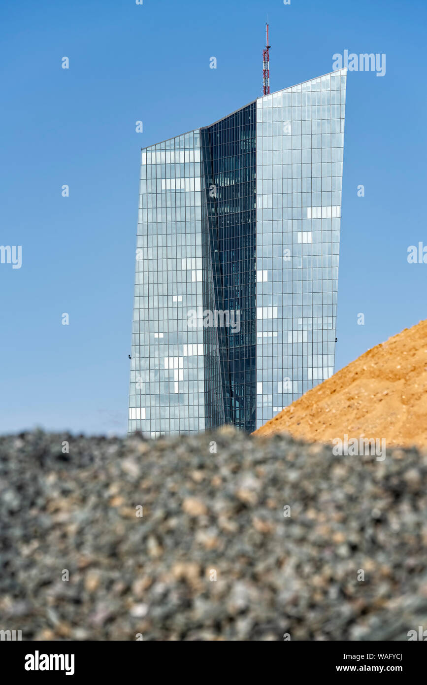 Vista dalla Osthafen per la Banca centrale europea (BCE) a Francoforte con sabbia e rocce frantumate dump in primo piano. Foto Stock