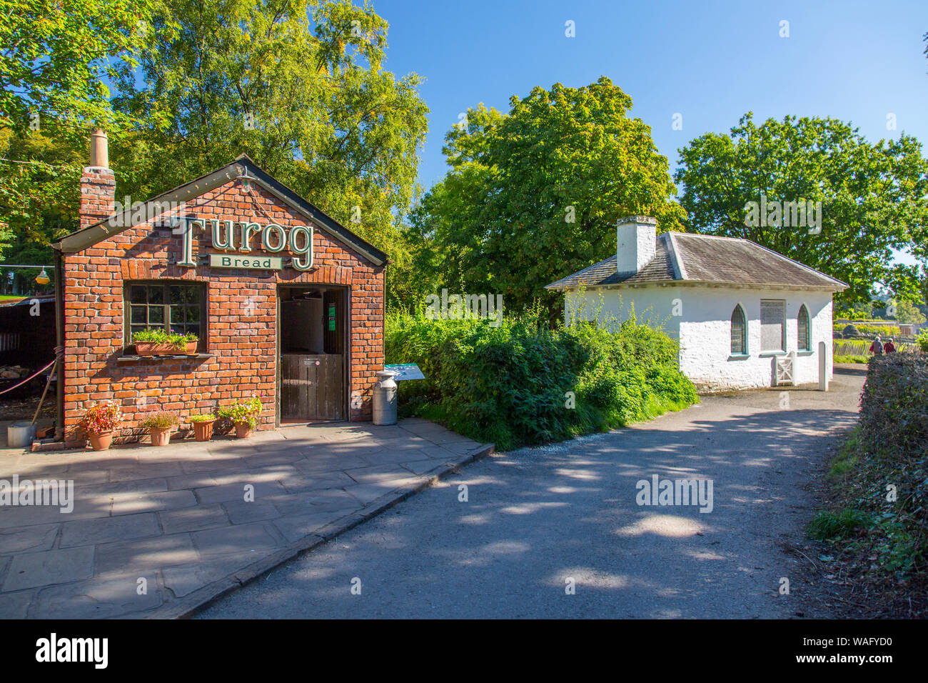 Aberystwyth Sud casello cancelli dal 1772 e Derwen Bakehouse del 1900 presso il St Fagans Museo Nazionale di Storia gallese, Cardiff Wales, Regno Unito Foto Stock