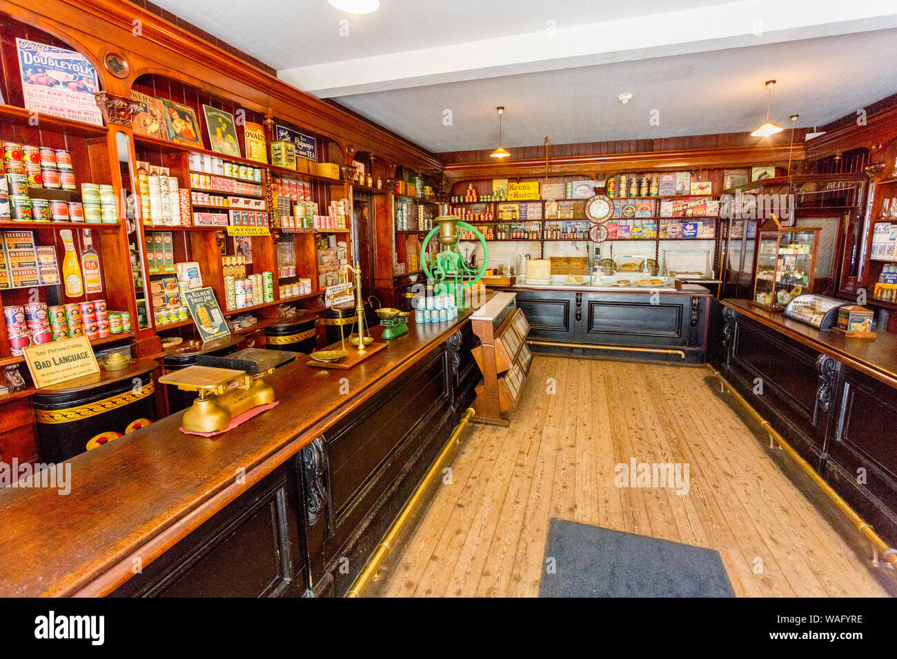 Il ben rifornito di interni Gwalia negozi da 1880 a St Fagans Museo Nazionale di Storia gallese, Cardiff Wales, Regno Unito Foto Stock