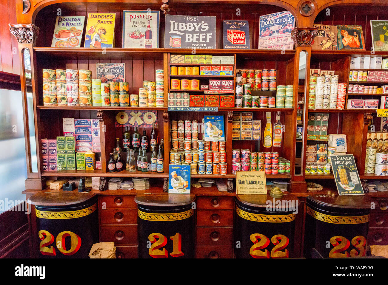 Il ben rifornito di interni Gwalia negozi da 1880 a St Fagans Museo Nazionale di Storia gallese, Cardiff Wales, Regno Unito Foto Stock