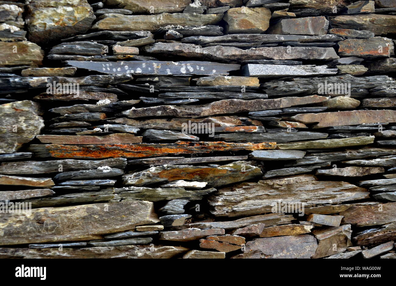 Close-up vista in dettaglio di un tradizionale vecchio muro di pietra costruito da scisto in Piodão, fatta di rocce argillose stack, uno del Portogallo villaggi scisti in Foto Stock