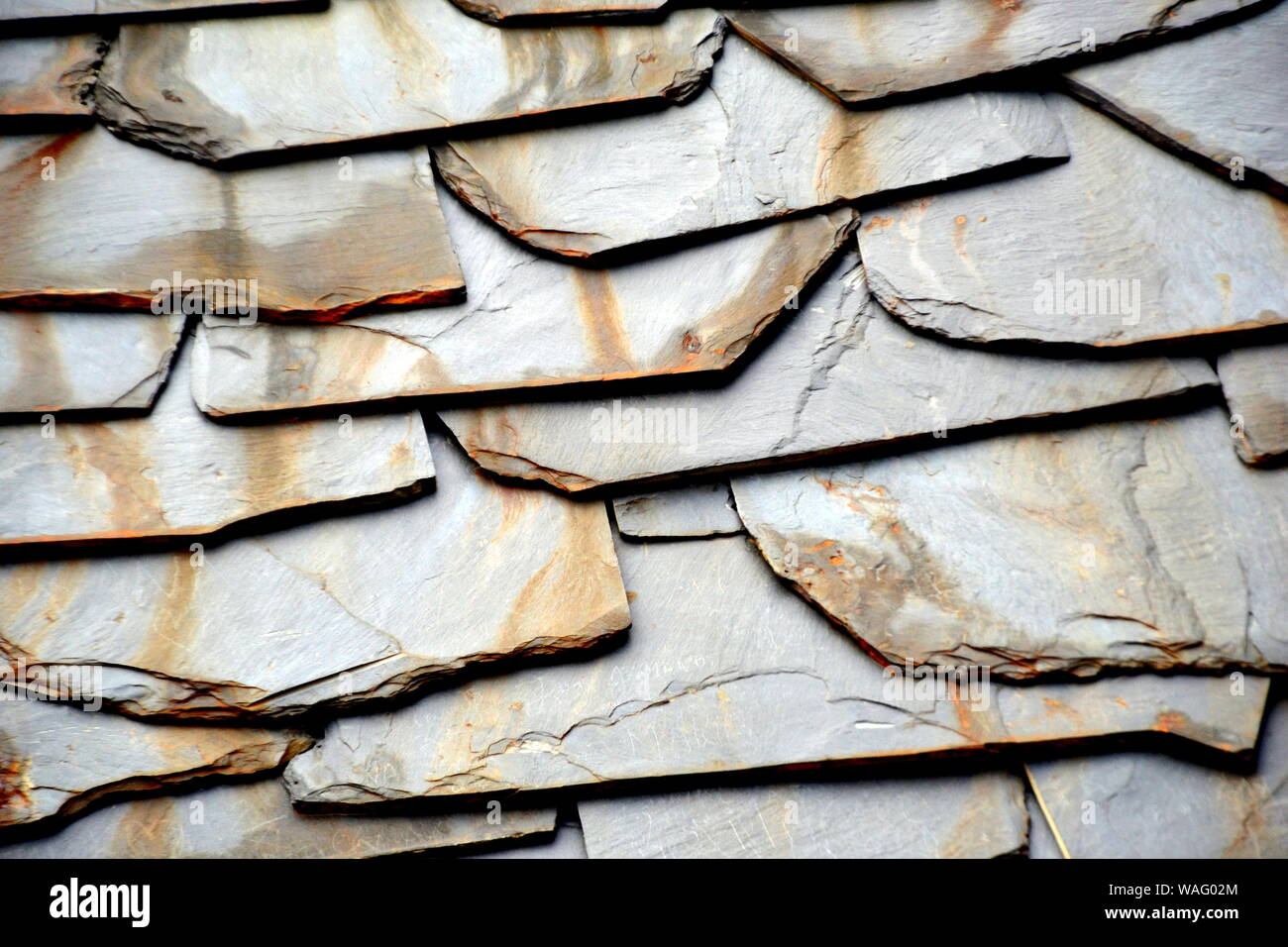 Dettagli di scisto sul tetto di una casa costruita da scisto in Piodão, una portoghese di scisto nei villaggi delle Aldeias fare Xisto. Foto Stock