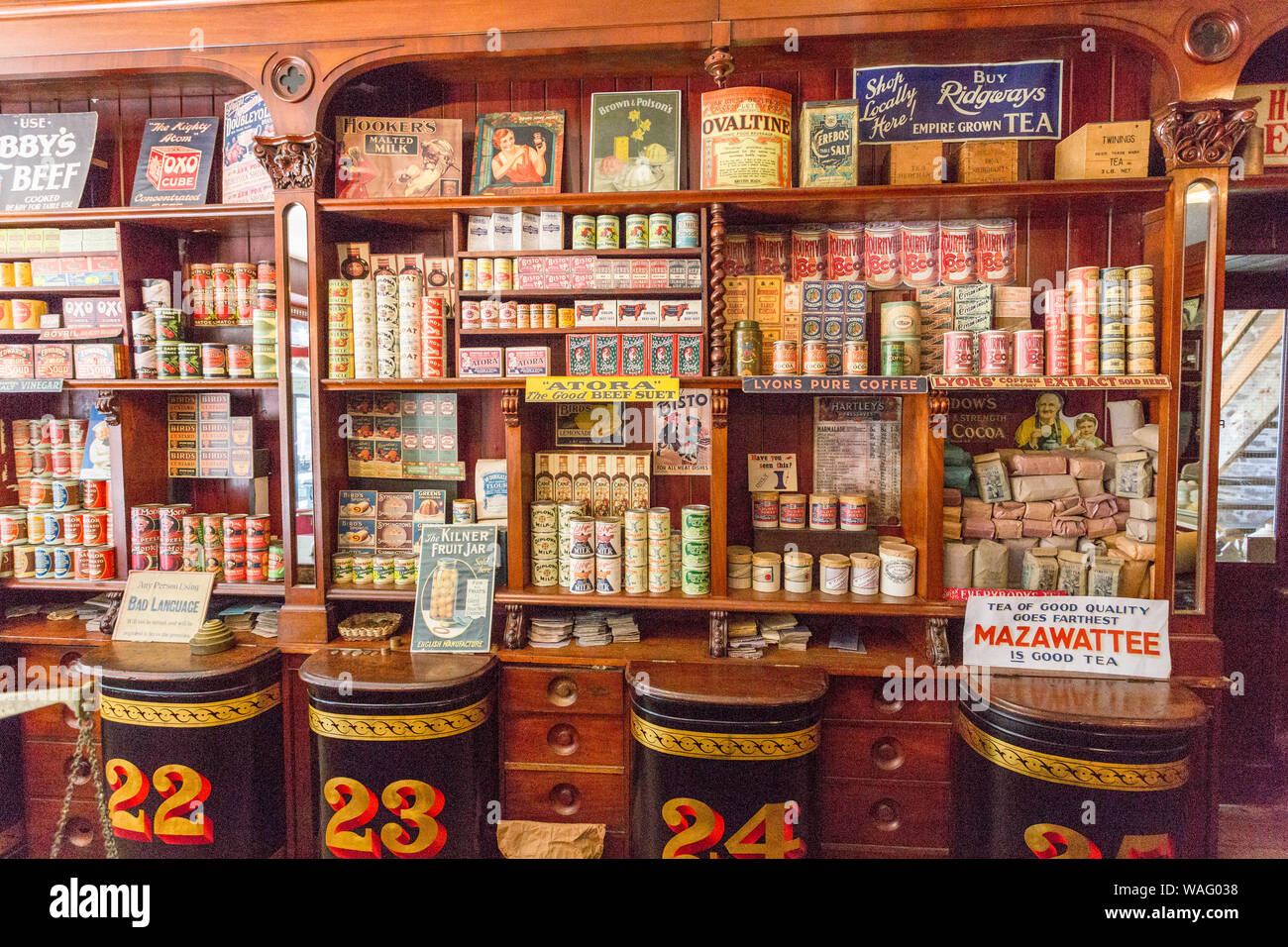 Il ben rifornito di interni Gwalia negozi da 1880 a St Fagans Museo Nazionale di Storia gallese, Cardiff Wales, Regno Unito Foto Stock