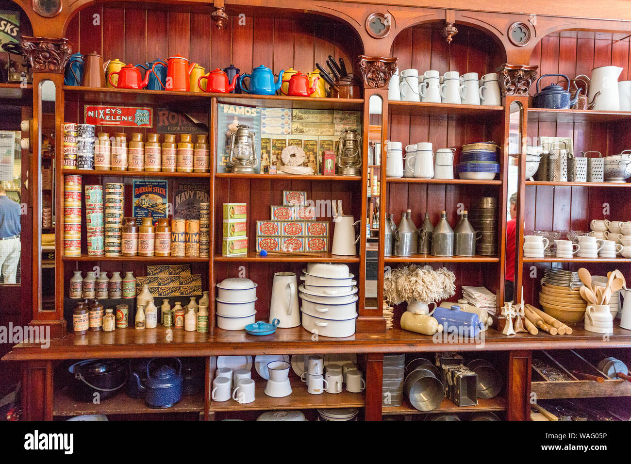 Il ben rifornito di interni Gwalia negozi da 1880 a St Fagans Museo Nazionale di Storia gallese, Cardiff Wales, Regno Unito Foto Stock