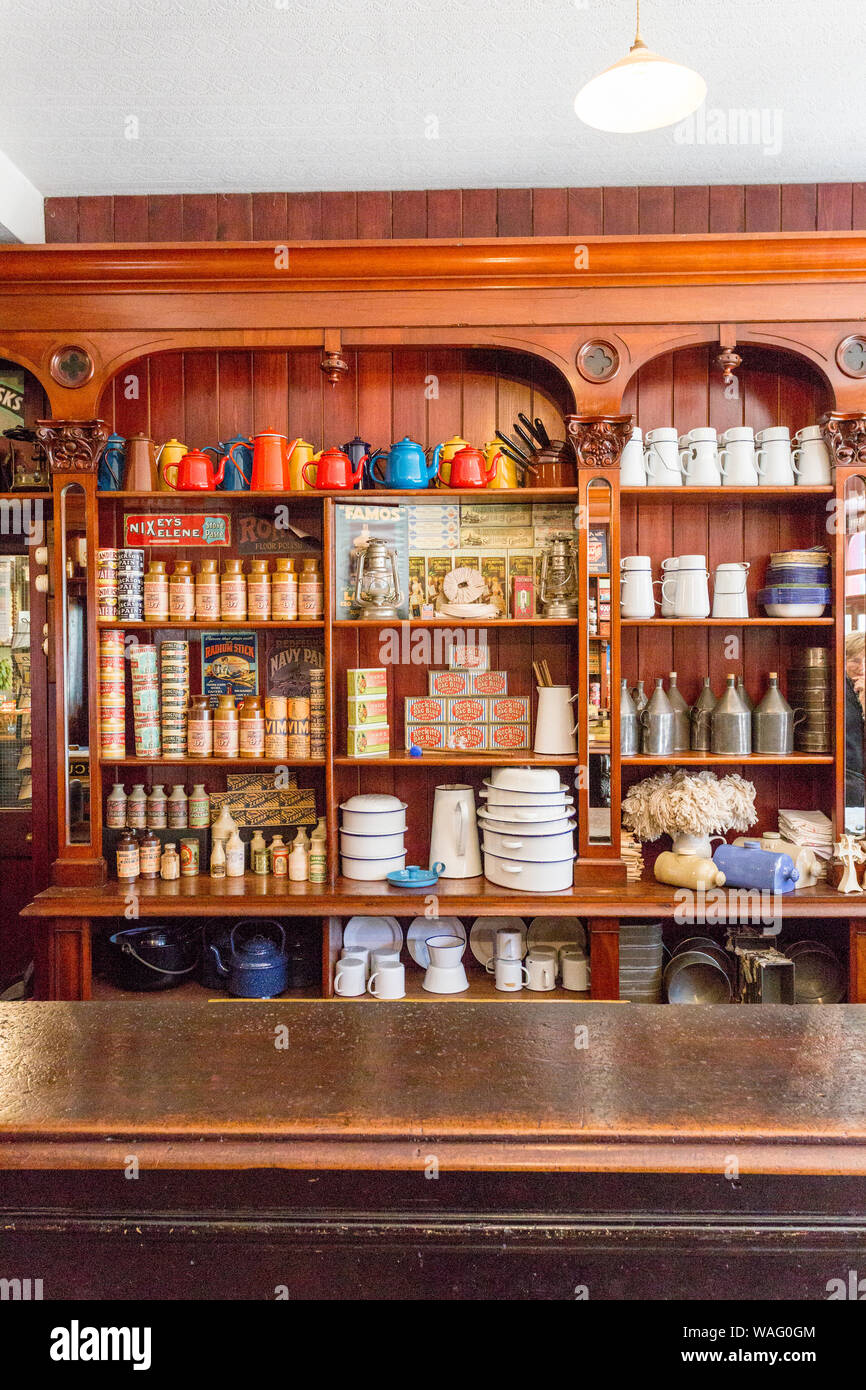 Il ben rifornito di interni Gwalia negozi da 1880 a St Fagans Museo Nazionale di Storia gallese, Cardiff Wales, Regno Unito Foto Stock