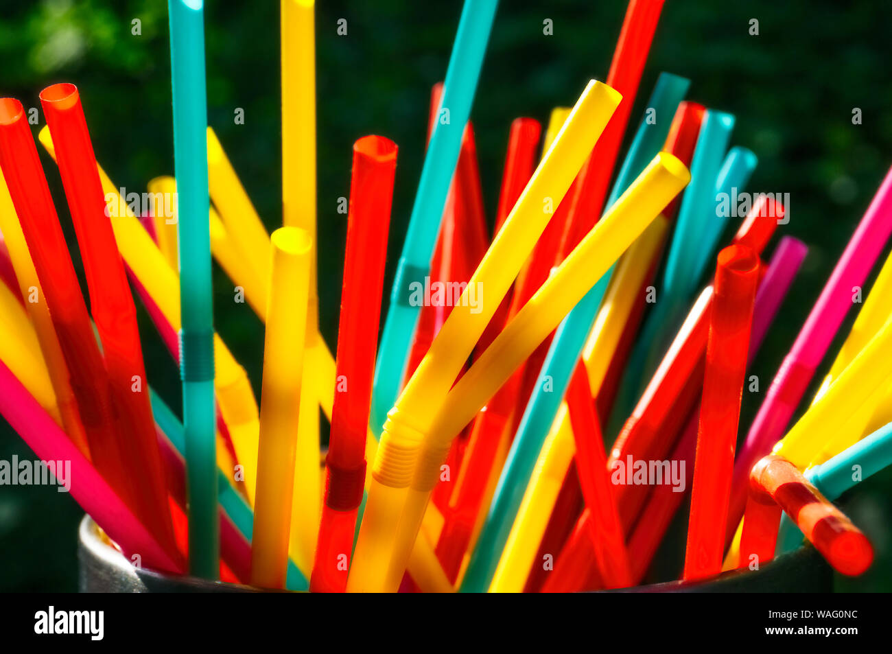 Molti diversi cannucce colorate contro uno sfondo scuro Foto Stock