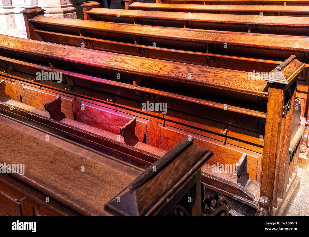 Vista di una fila di banchi vuoti in una chiesa storica Foto Stock
