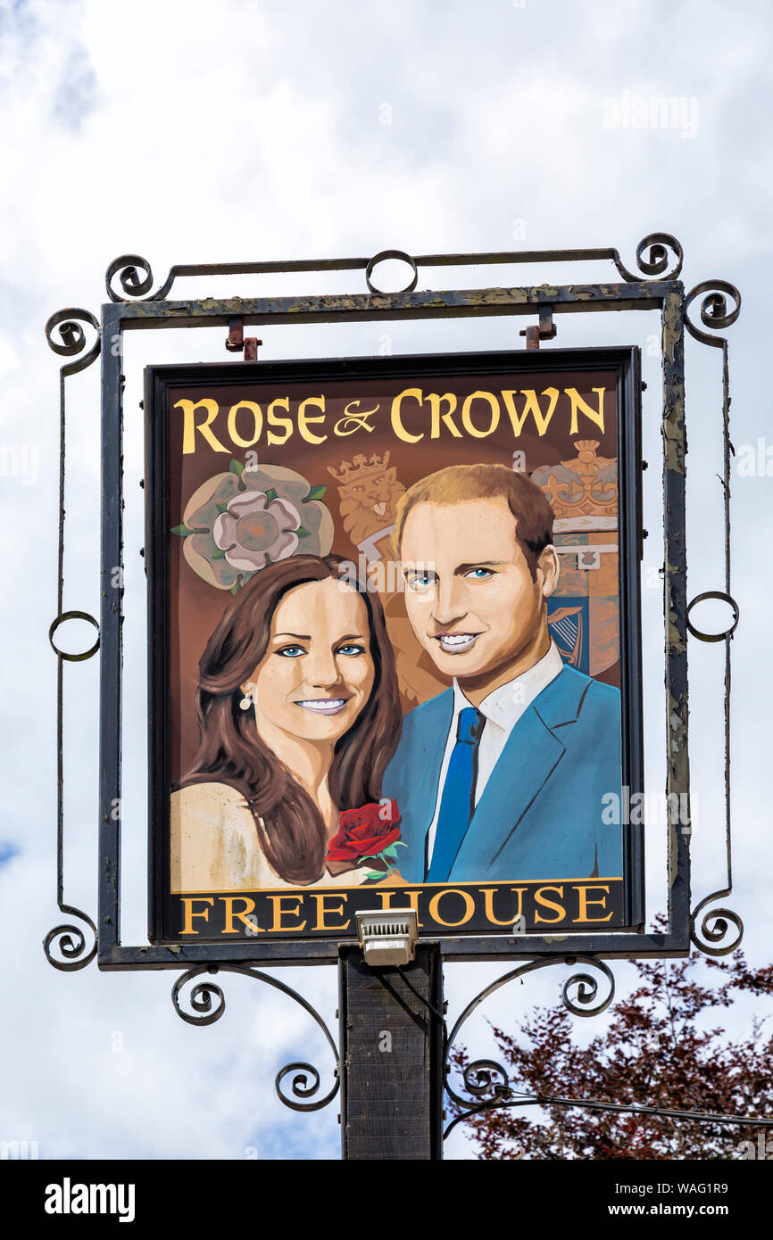 Rose & Crown free house pub segno con volontà e Kate a Tilshead, vicino a Salisbury, Wiltshire Regno Unito nel mese di agosto Foto Stock
