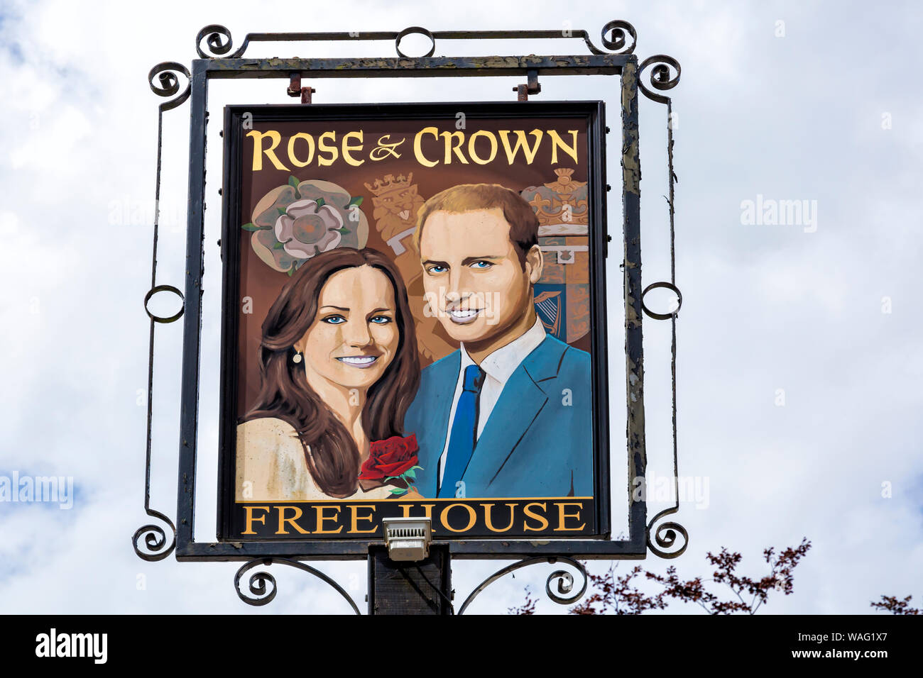 Rose & Crown free house pub segno con volontà e Kate a Tilshead, vicino a Salisbury, Wiltshire Regno Unito nel mese di agosto Foto Stock