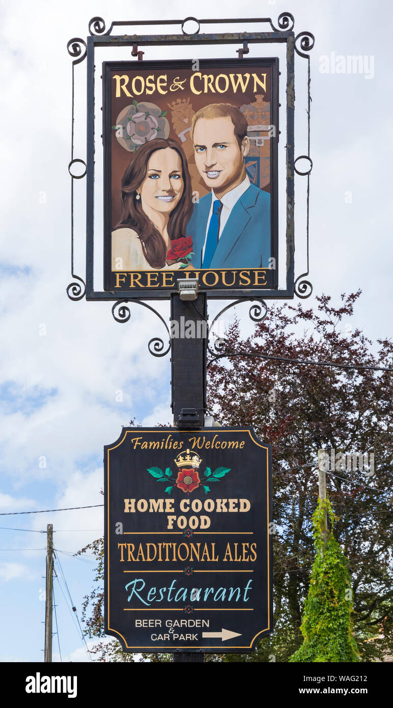 Rose & Crown free house pub segno con volontà e Kate a Tilshead, vicino a Salisbury, Wiltshire Regno Unito nel mese di agosto Foto Stock
