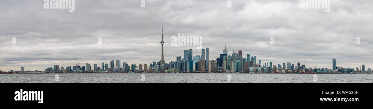 Una foto panoramica del Toronto Skyline presi dalle isole di fronte. Foto Stock