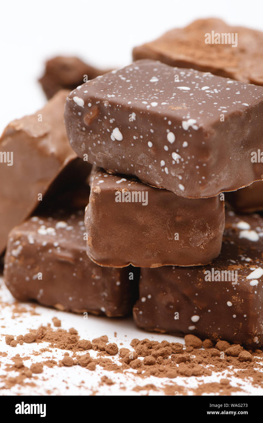 Cioccolatini su uno sfondo bianco, close up Foto Stock