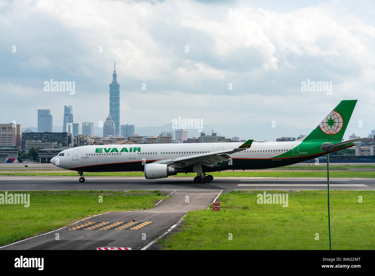 TAIPEI, Taiwan - 19 Maggio 2019: EVA Air Airbus A330-300 tassare al Taipei Aeroporto Songshan di Taipei, Taiwan. Foto Stock