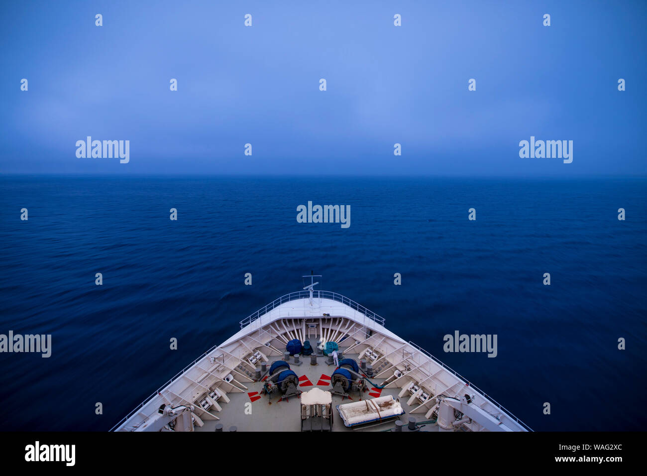 Vista dal ponte di una nave in viaggio attraverso la nebbia, una lunga esposizione con motion blur sulle onde. Foto Stock