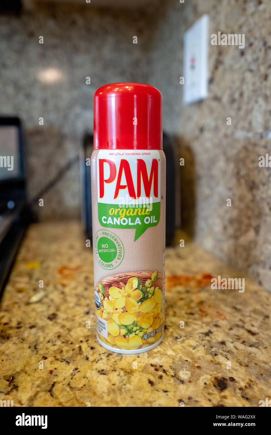 Close-up di Pam spray di cottura di una cucina domestica, organico olio di canola versione, una marca di Conagra foods, Agosto 19, 2019. () Foto Stock