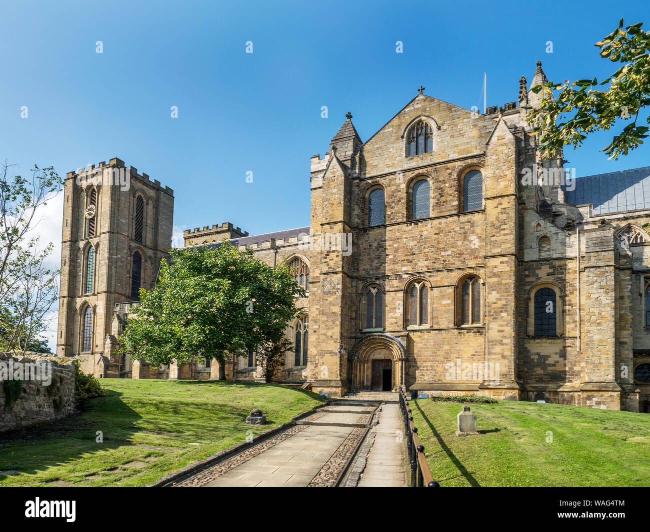 Aspetto del sud della cattedrale di Ripon in estate Ripon North Yorkshire, Inghilterra Foto Stock