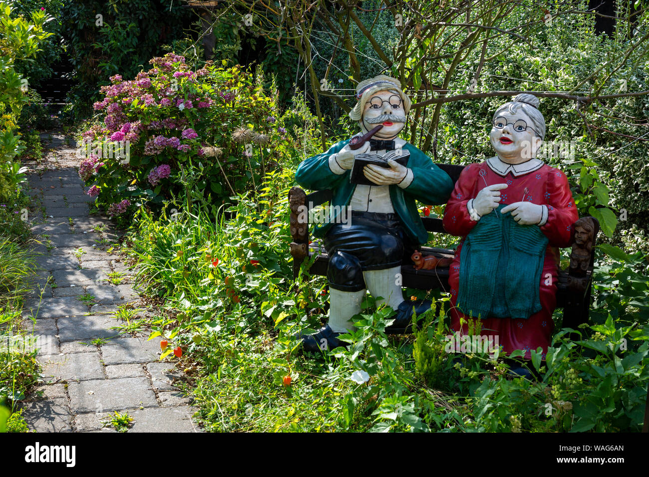 Persona vecchia, vecchiaia titolare di pensione o di rendita, persona vecchia, vista esterna, campo di registrazione, banca, DE, DEU, Germania, villaggio coppia sposata, relax, relax, res Foto Stock