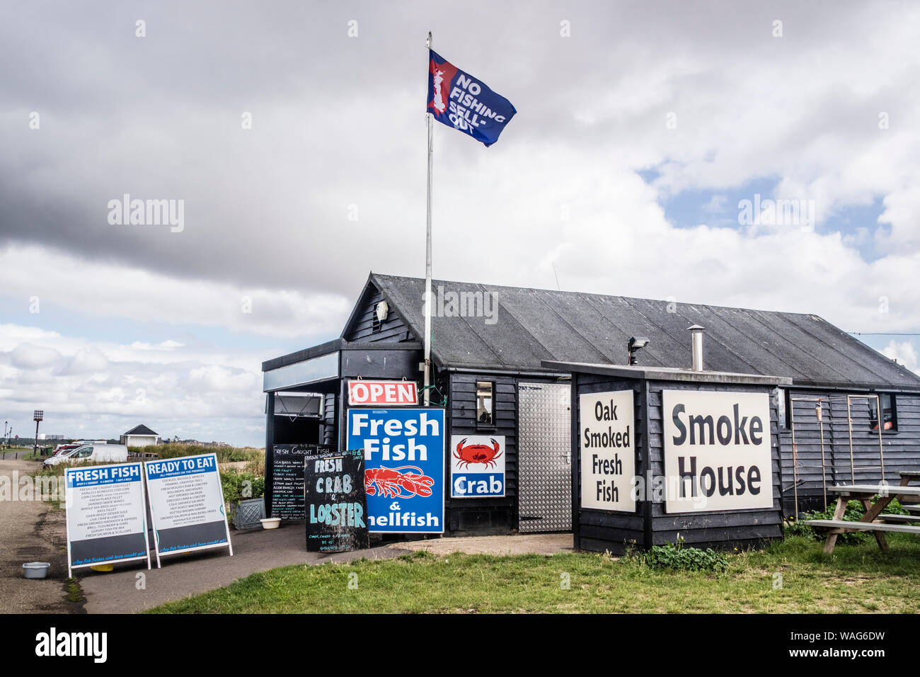 Il pesce fresco venduto sul lungomare di Aldeburgh, Suffolk, Inghilterra, Regno Unito Foto Stock
