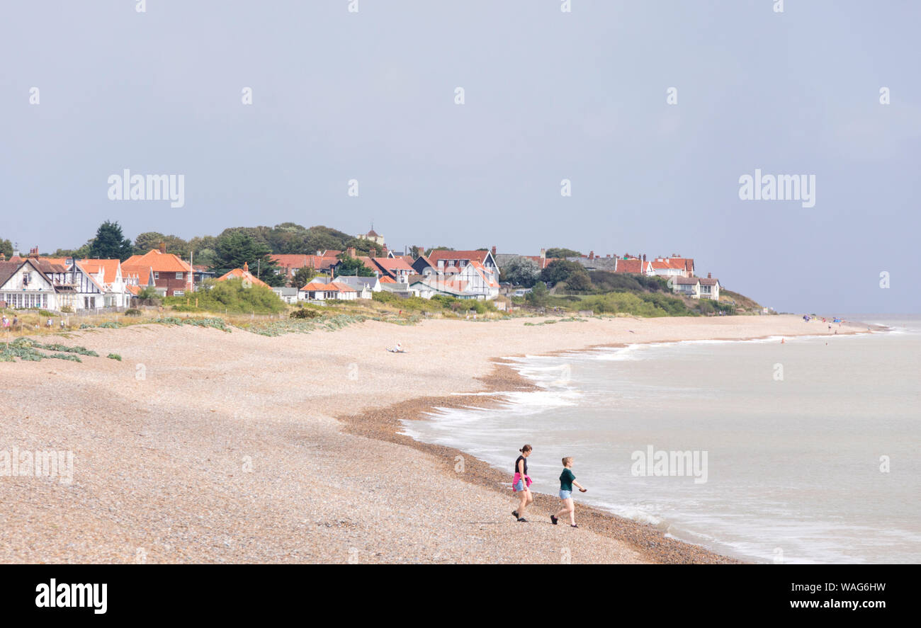 Suffolk coast guardando verso Thorpeness dalla Aldeburgh, Suffolk, Inghilterra, Regno Unito Foto Stock
