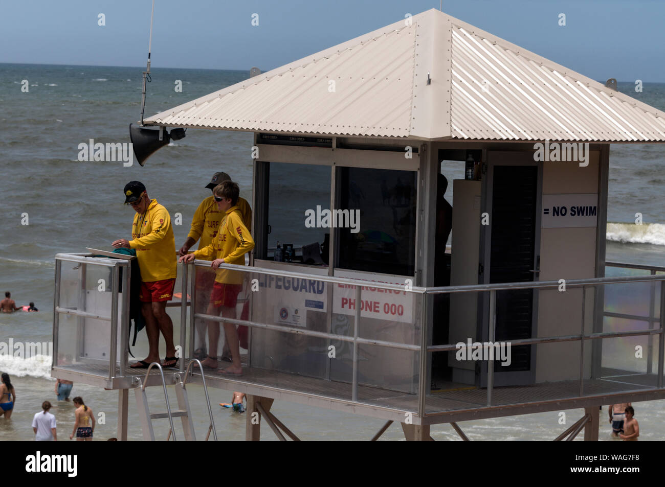 Bagnini in una delle torri di osservazione della bagnino, che tengono sotto controllo l'affollata Mooloolaba Beach sulla Sunshine Coast, a Queensland, Australia Foto Stock