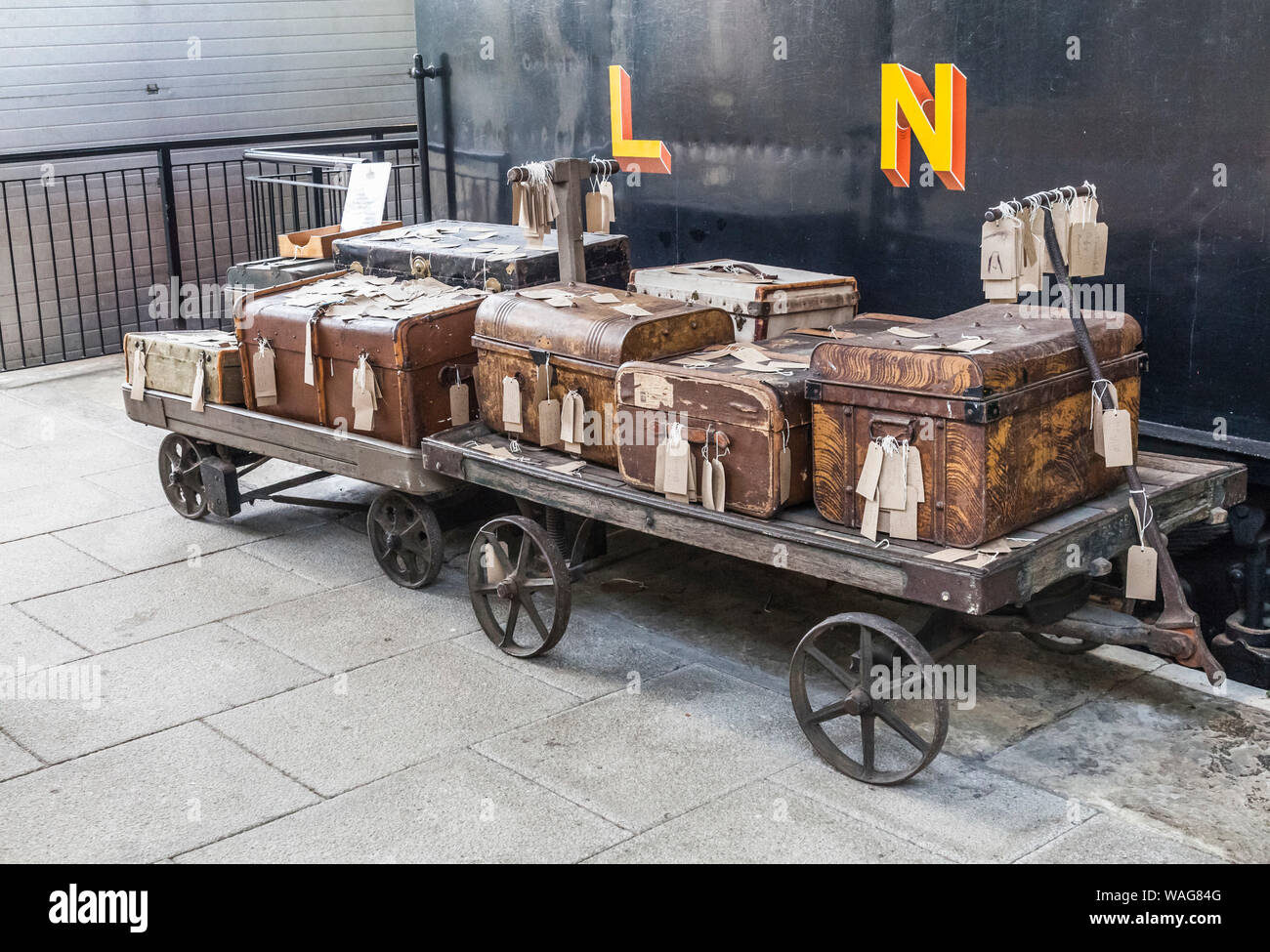 Una ferrovia carrello bagagli con le valigie in testa il Museo dei Treni a  vapore in Darlington,l'Inghilterra,UK Foto stock - Alamy
